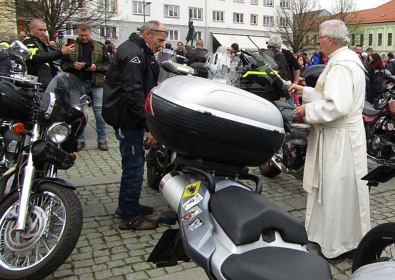 V pořadí 13. ročník Setkání motorkářů v Milevsku se uskutečnil v sobotu 7. května. Nechyběla tradiční modlitba v Kostele sv. Bartoloměje a žehnání mašinám na náměstí E. Beneše i společná vyjížďka na Zvíkov.