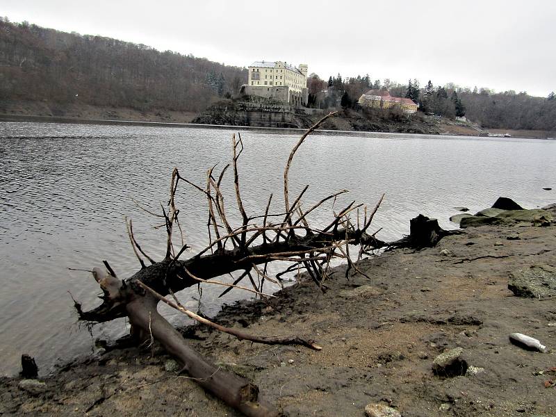 Přehrada Orlík bez vody u mariny a v podzámčí v sobotu 3. prosince 2022