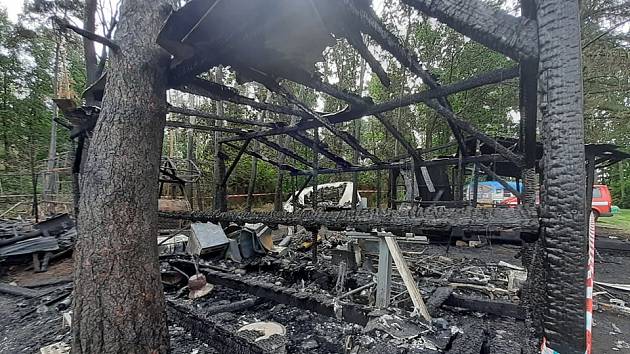 Následky nočního požáru karavanů v kempu u Orlíku.