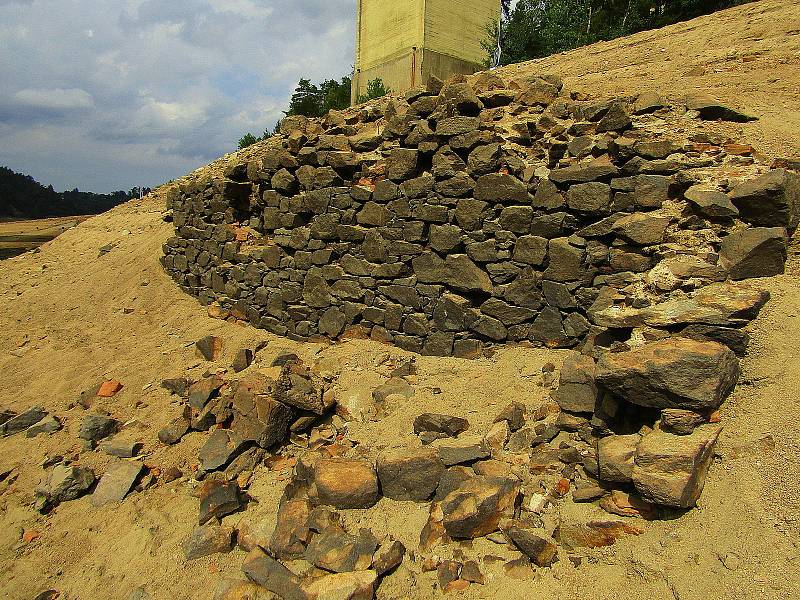 Přehradní nádrž Orlík na Vltavě u Podolského mostu v úterý 30. srpna. Hladina klesla více jak 12 metrů a odhalila řadu skrytých pokladů