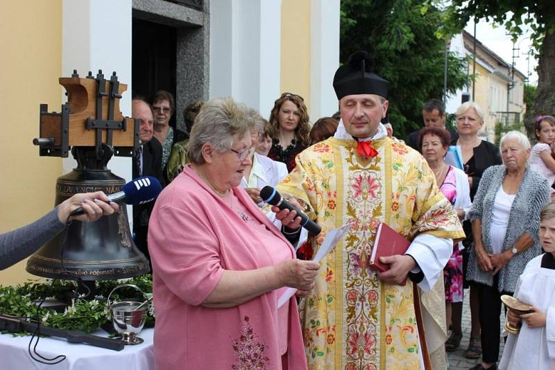 Kaple dostala nový zvon a historický zaujal místo na hradě Zvíkov.