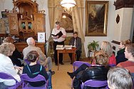 Několik desítek lidí  neděle  velikonoční využilo  k návštěvě  literárního odpoledne  věnovaného  básníku Janu Čarkovi.  