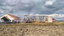 Následky požáru seníku v Borovanech na Písecku.