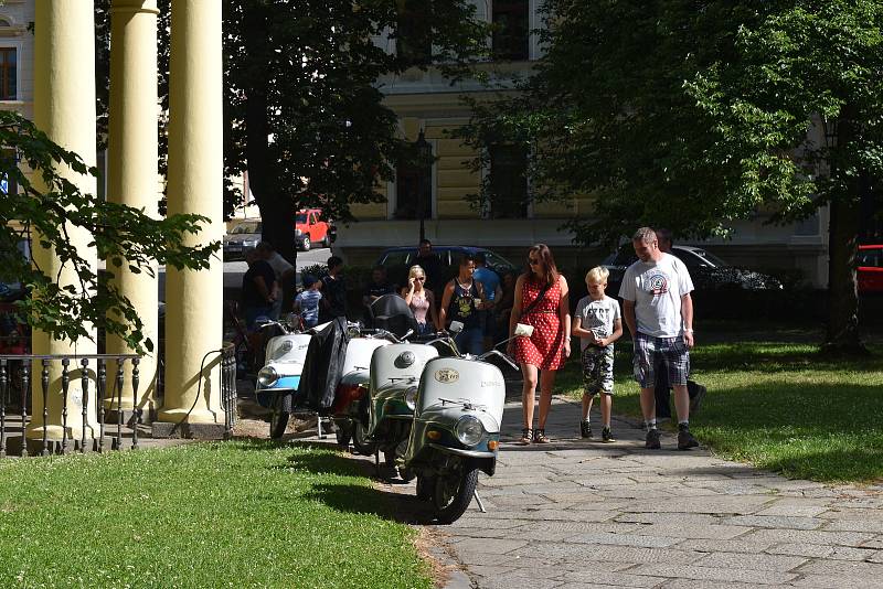 Písecká jízda historických vozidel startovala v Palackého sadech.