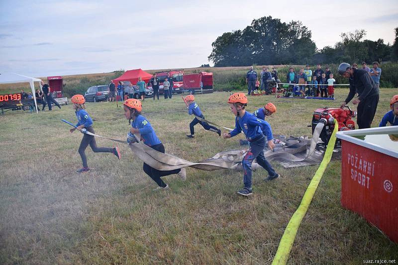 Dětská noční soutěž hasičů o pytel bonbonů.