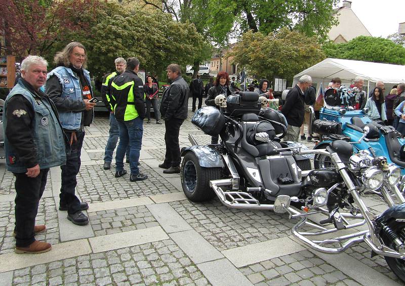 V pořadí 13. ročník Setkání motorkářů v Milevsku se uskutečnil v sobotu 7. května. Nechyběla tradiční modlitba v Kostele sv. Bartoloměje a žehnání mašinám na náměstí E. Beneše i společná vyjížďka na Zvíkov.