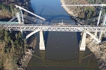 Největší železobetonový most v Česku překlenul Orlík.