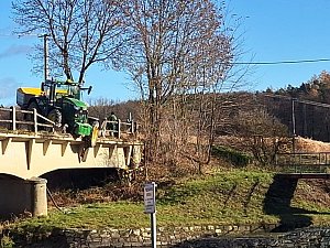V pátek 24. listopadu 2023 u Protivína - v Milenovicích traktor narazil do zábradlí mostu přes Blanici.