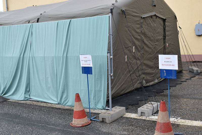 Drive-in volební stanoviště v Písku v areálu Správy a údržby silnic Jihočeského kraje.