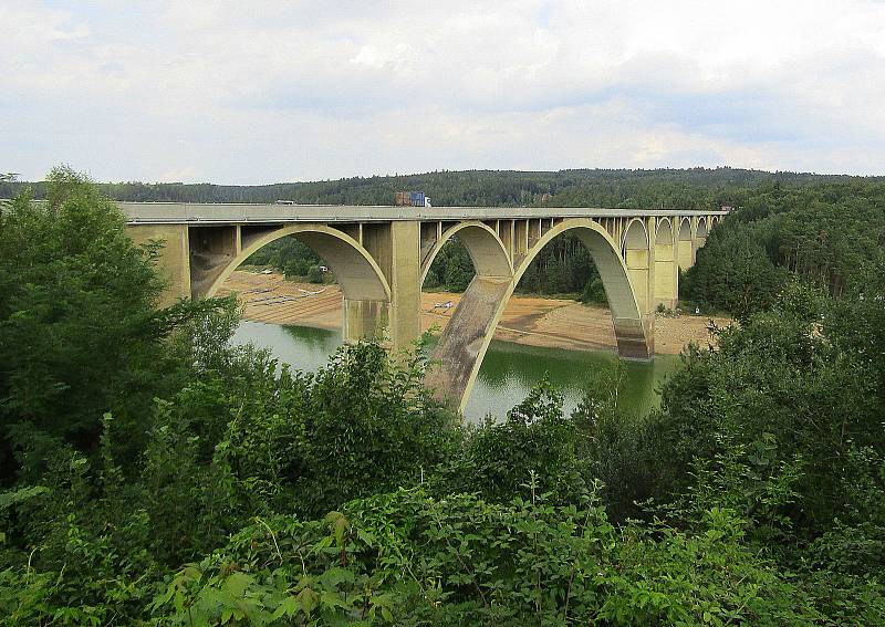 Přehradní nádrž Orlík na Vltavě u Podolského mostu v úterý 30. srpna. Hladina klesla více jak 12 metrů a odhalila řadu skrytých pokladů