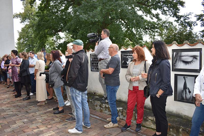 Výstava Jaroslava Joe Hübla na parkánech muzea.