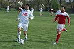 Záchranářské derby nabídlo 19. kolo krajského přeboru, ve kterém o udržení v soutěži bojující Jaroměřice (v bílém) hostily poslední Jemnicko.