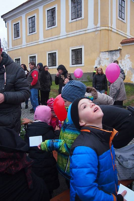 První adventní jarmark v Orlíku nad Vltavou.