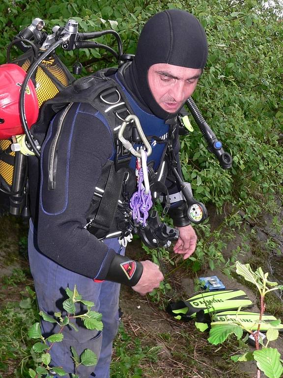 Potápěč Marcel Vondrášek čistil Elektrárnu královského města Písku. 