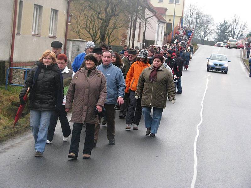 Start jedenáctého ročníku Silvestrovského pochodu kolem Bernartic.