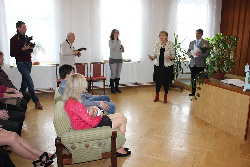 Vítání prvního občánka republiky Tomáše Petričáka na obecním úřadě  v Drhovli.