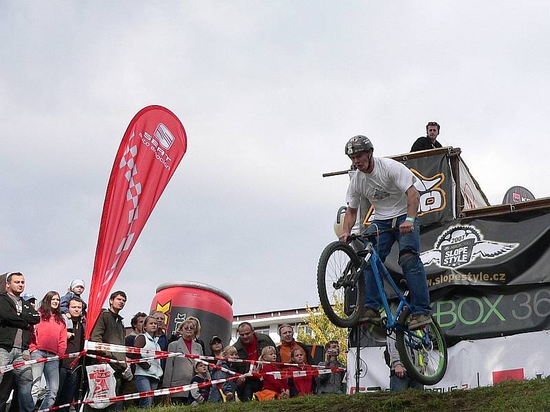 Výkony špičkových slopestylových jezdců zvedaly divákům adrenalin v krvi.