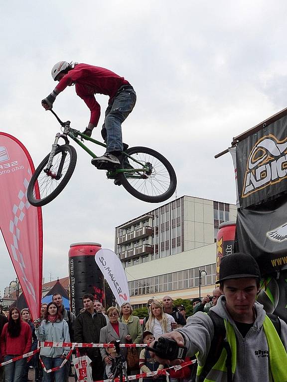 Výkony špičkových slopestylových jezdců zvedaly divákům adrenalin v krvi.