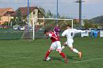 Záchranářské derby nabídlo 19. kolo krajského přeboru, ve kterém o udržení v soutěži bojující Jaroměřice (v bílém) hostily poslední Jemnicko.