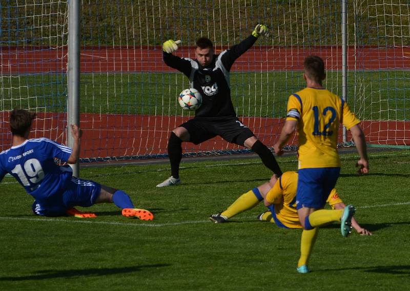 PÍSEK PROHRÁL V DOMAŽLICÍCH 1:2. Na snímku zasahuje Martin Štěpanovský.