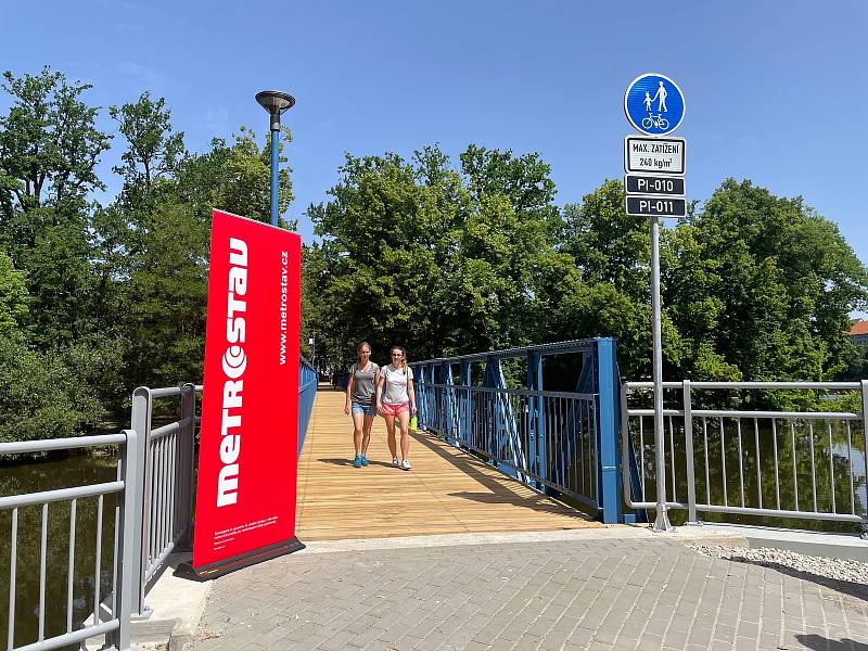 Lávka přes Otavu září novotou, v částečném provozu už je i restaurace na městském ostrově.