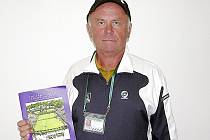 Jaroslav Zíb s bulletinem vydaným k letošnímu ročníku tenisového  Wimbledonu a s akreditační kartou. 