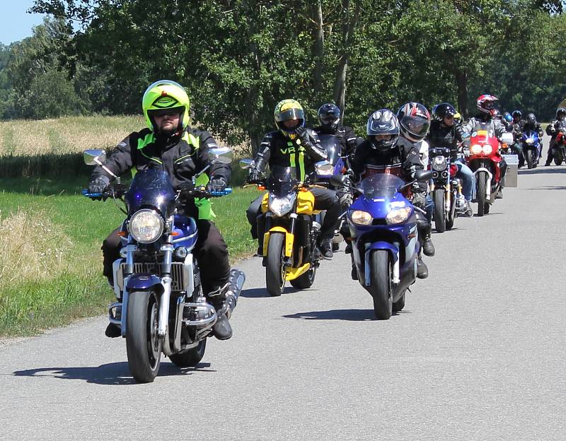 Do Hrejkovic se sjeli motorkáři na první motogrilování.