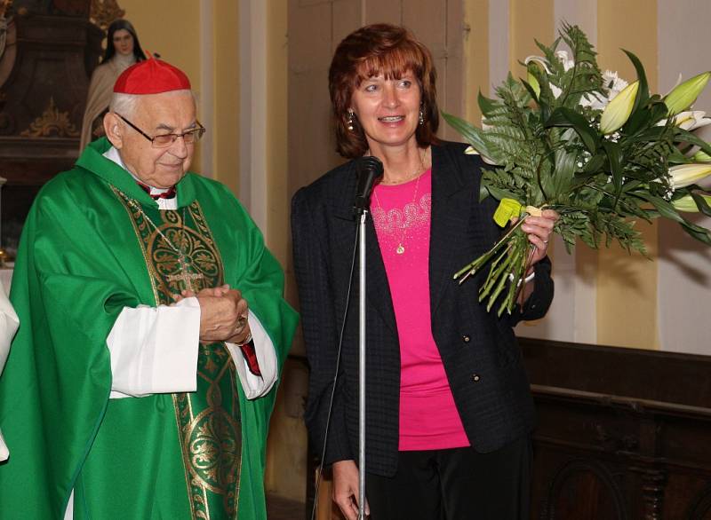 Kardinál Miloslav Vlk v Mirovicích s místostarostkou Marií Hrdinovou.