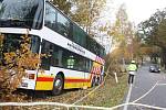 U Tálína na Písecku boural autobus s dětmi, které vezl z plaveckého stadionu v Písku domů do Týna nad Vltavou.