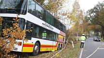 U Tálína na Písecku boural autobus s dětmi, které vezl z plaveckého stadionu v Písku domů do Týna nad Vltavou.