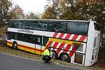 U Tálína na Písecku boural autobus s dětmi, které vezl z plaveckého stadionu v Písku domů do Týna nad Vltavou.