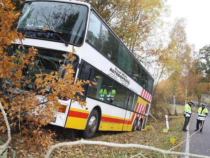 U Tálína na Písecku boural autobus s dětmi, které vezl z plaveckého stadionu v Písku domů do Týna nad Vltavou.