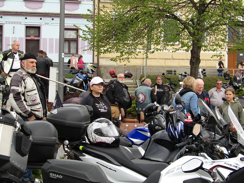 V pořadí 13. ročník Setkání motorkářů v Milevsku se uskutečnil v sobotu 7. května. Nechyběla tradiční modlitba v Kostele sv. Bartoloměje a žehnání mašinám na náměstí E. Beneše i společná vyjížďka na Zvíkov.