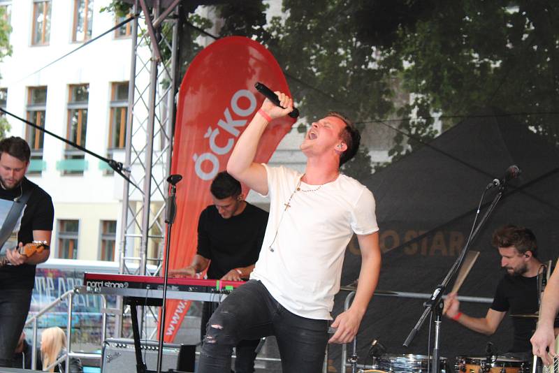 Palackého sady rozezpívali Marek Ztracený a kapela Like-It.