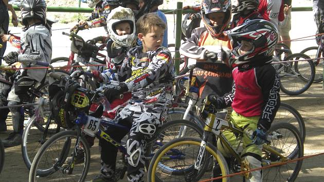 Na snímku z německého Erlangenu je Honzík Seidl (BMX Protivín) s číslem 2 při čekání před vjezdem na start závodu, který později vyhrál.  