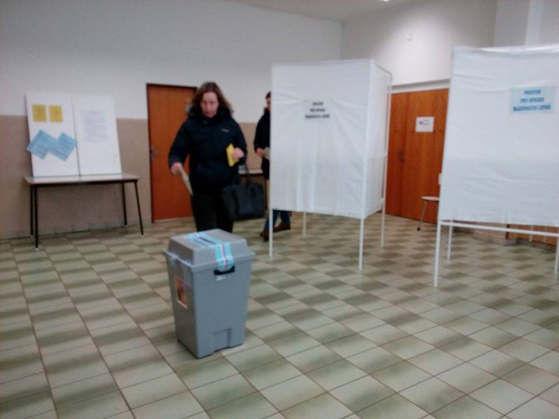 Volební okrsek číslo 1 v 1. ZŠ Milevsko měl kolem sobotního poledne odškrtnuto ze seznamu voličů 63 procent.