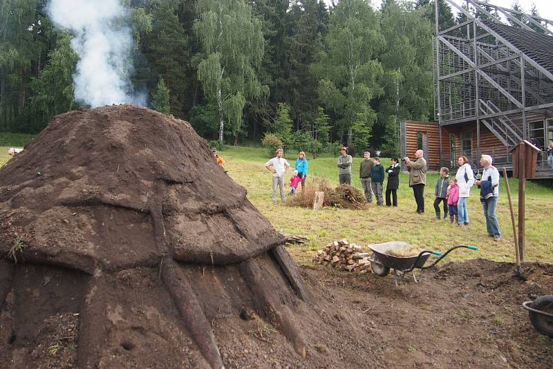 ZAPÁLENÍ MILÍŘE. U písecké lesovny byl zapálen milíř, kterým se získávalo dřevěné uhlí. 