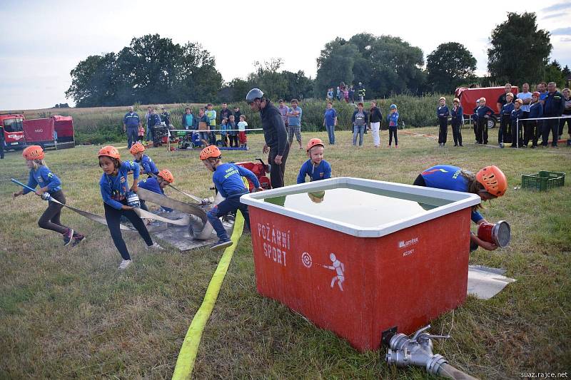 Dětská noční soutěž hasičů o pytel bonbonů.