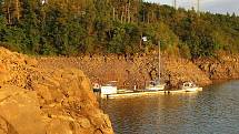 Upuštěná přehrada Orlík u Žďákovského mostu a Radavy na Písecku v pondělí 5. září v podvečer