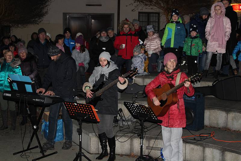 Česko zpívá koledy 2019 na nádvoří Sladovny v Písku.