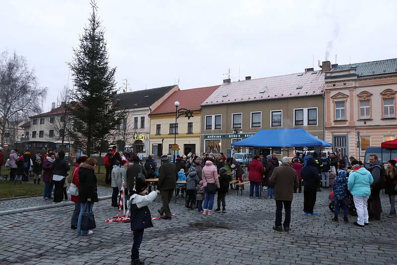 V Mirovicích rozsvítili vánoční strom.