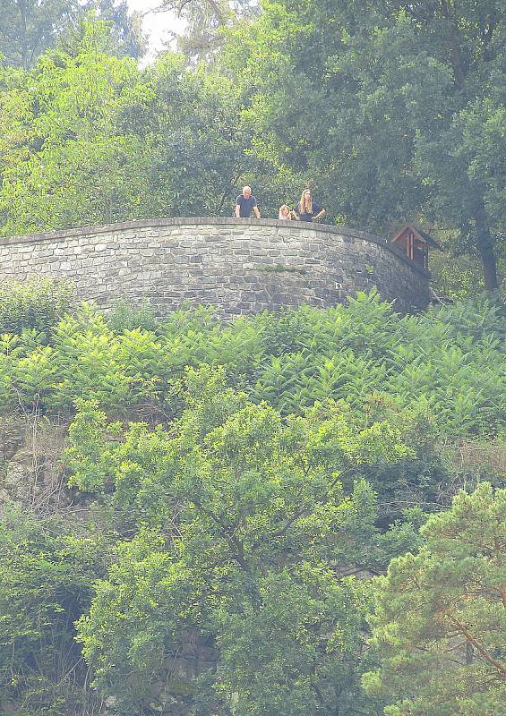 Přehradní nádrž Orlík na Vltavě u Podolského mostu v úterý 30. srpna. Hladina klesla více jak 12 metrů a odhalila řadu skrytých pokladů