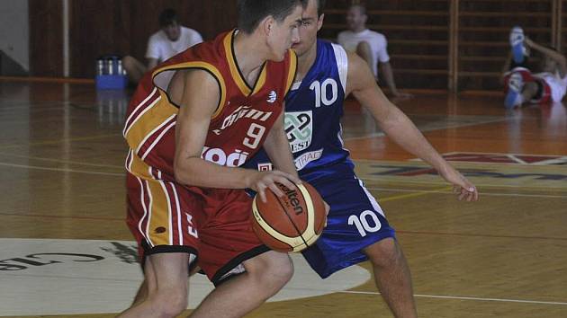 Na snímku je v akci písecký hráč Radek Vartecký (s míčem), který ve dvou zápasech basketbalové extraligy juniorů proti pražským soupeřům zaznamenal deset bodů.
