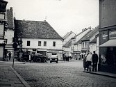 SRPEN 1968 v Písku. Pohled na dnešní Havlíčkovo náměstí, socha sv. Floriána tehdy stála ještě v dolní částu náměstí u dnešního rynku V Koutě.  