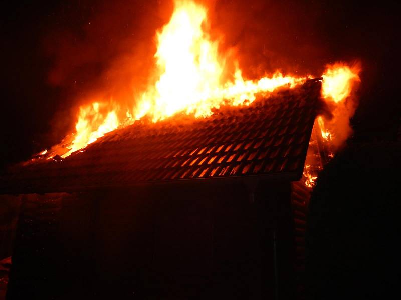 Požár chaty v chatové oblasti Radava v dubnu 2019. 