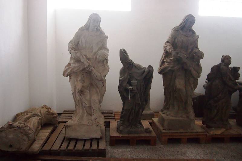 Depozitum barokních soch z dílny Jana Karla Hammera v Čimelicích.
