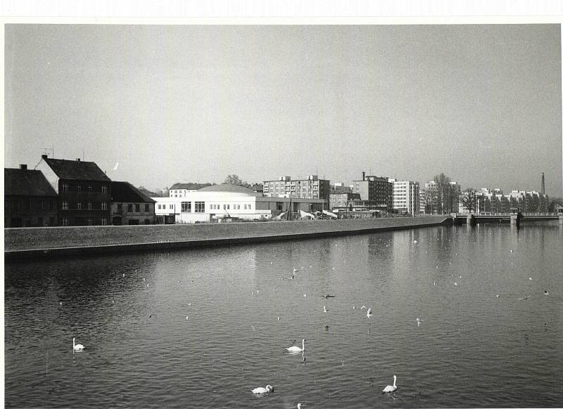 r. 1990 - Stavba nového kina Portyč.