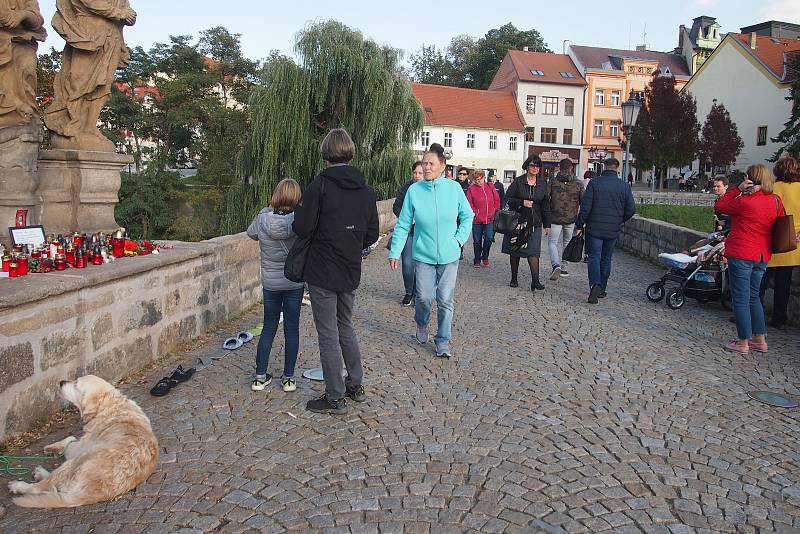 Celostátní akce Papučový den v Písku. Papučový řetěz na Kamenném mostě.