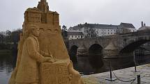 Pískové sochy zdobily náplavku řeky Otavy půl roku.
