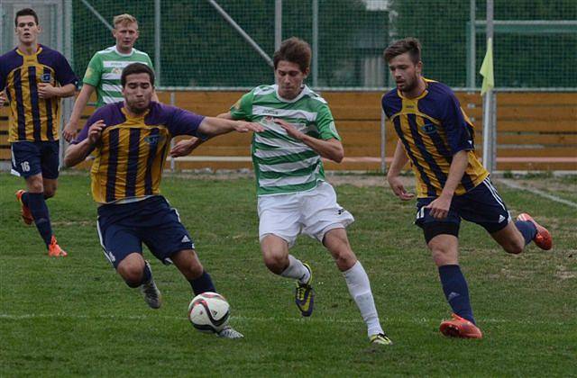 ČÍŽOVÁ PROHRÁLA DOMA S DOUBRAVKOU 0:2. Fotbalisté divizní Čížové (v zeleno-bílém) inkasovali v každém poločase po jedné brance. Na snímku Roman Zahrádka (uprostřed) proniká mezi Petrem Morávkem (vlevo) a Filipem Kuťákem.